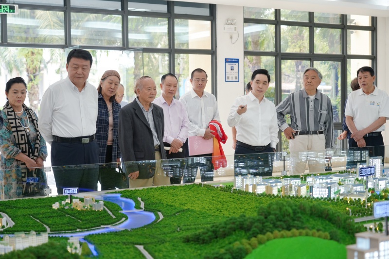 退休教职工代表参观学校规划沙盘