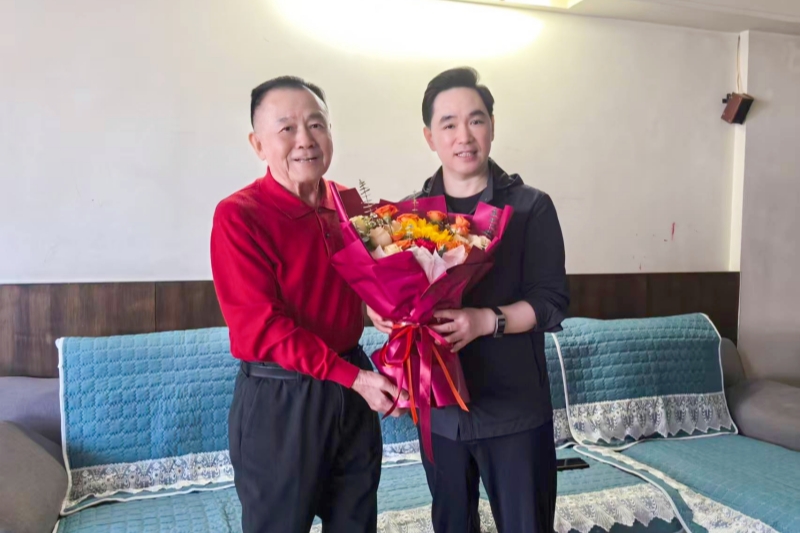 校长吕治国慰问老同志