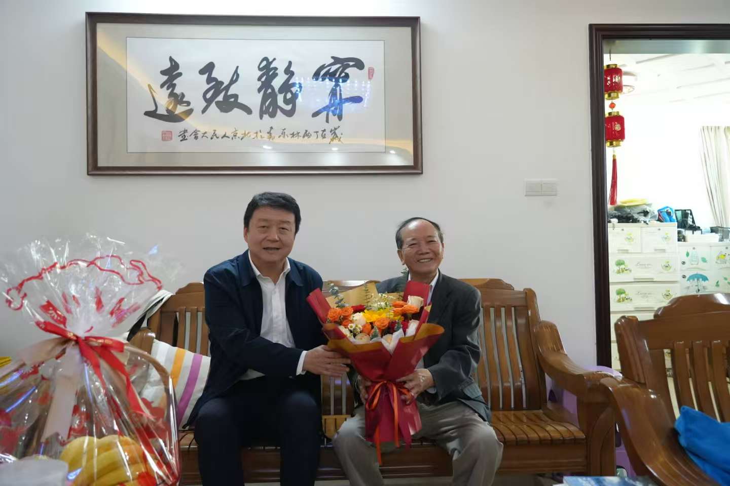 党委书记陈锐慰问老同志